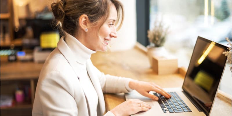 A professional business woman studying an MBA on her laptop with SCU Online. 