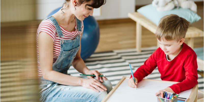 A mother sat in an art therapy class with her young son. 